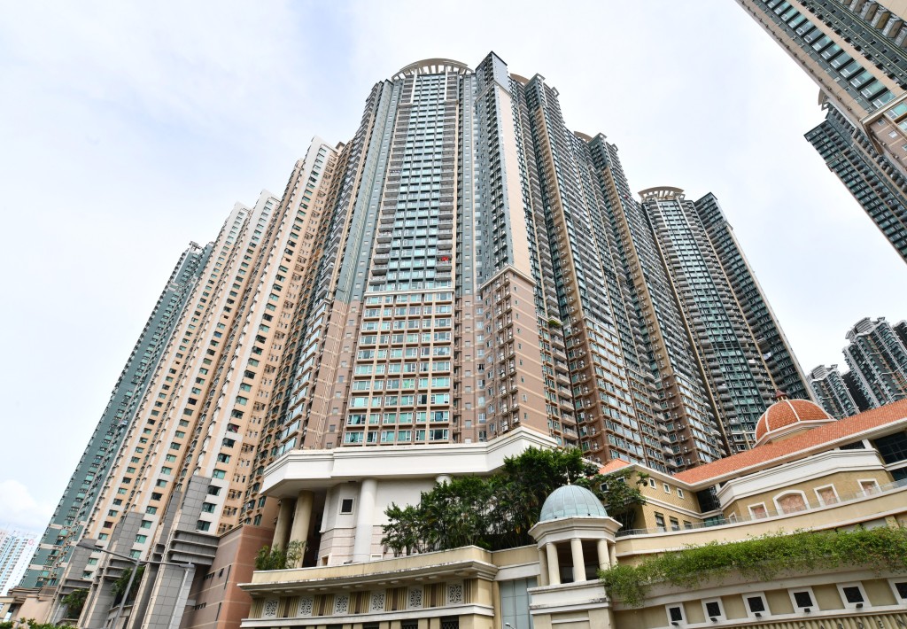 泓景台2座高层F室，面积491方呎，属2房间隔，获一对夫妇以月租2.15万元承租，呎租约44元，属市价水平。