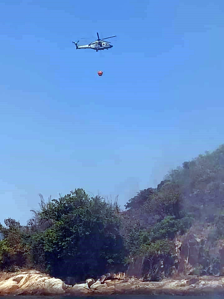 直升機向火場投擲水彈。fb：消防群組