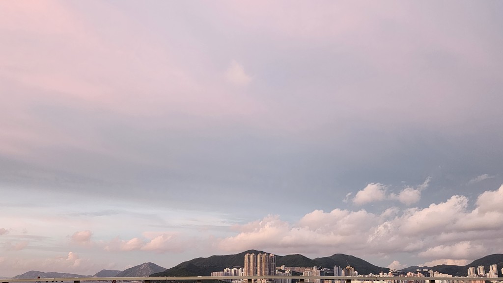今日大致多雲，有幾陣驟雨，局部地區有雷暴。