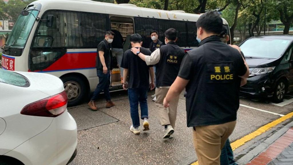 警方巡查尖沙嘴樓上吧拘28人 檢多款毒品包括「Happy粉」。警方圖片