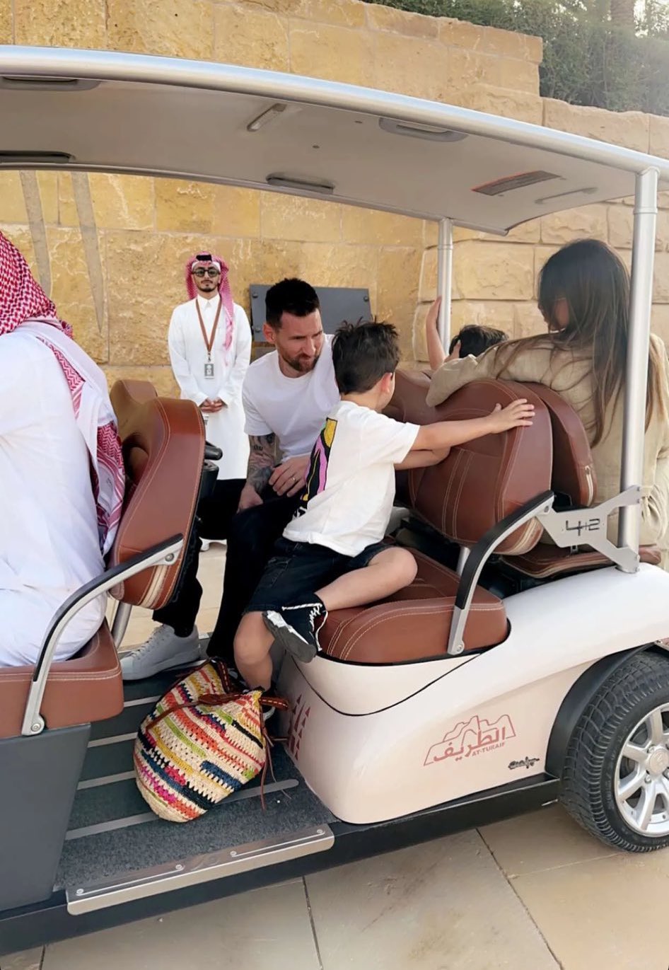 美斯與家人前往沙特阿拉伯。網上圖片