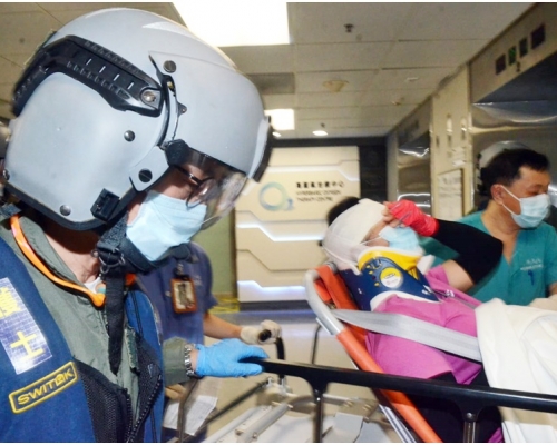 女事主手腳被石頭擦傷。
