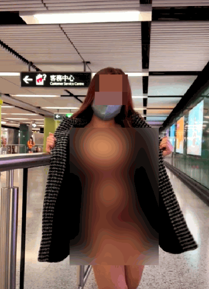該女子更在港鐵站內穿著性感內衣拍照