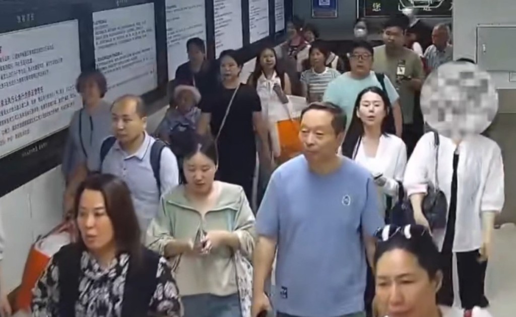 關員發現女子身上藏有4隻全新名表。海關發佈