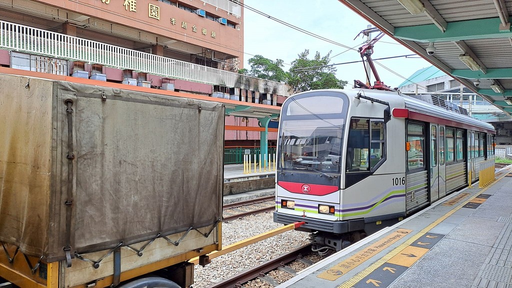 肇事輕鐵拖去維修。fb：香港鐵路動態追蹤組HKRG 《mtr group》