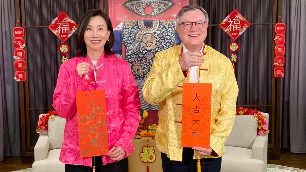 渣打集團主席韋浩思(右)與渣打香港行政總裁禤惠儀提早向大家拜年。