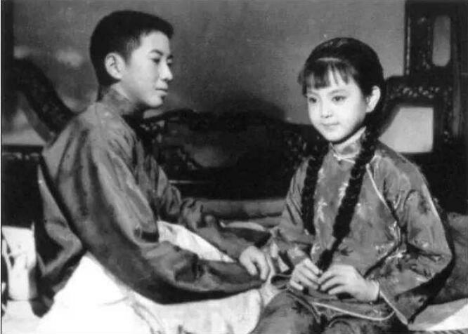 当时年仅8岁的谢玲玲（右）凭《婉君表妹》夺得第四届金马奖最佳童星。