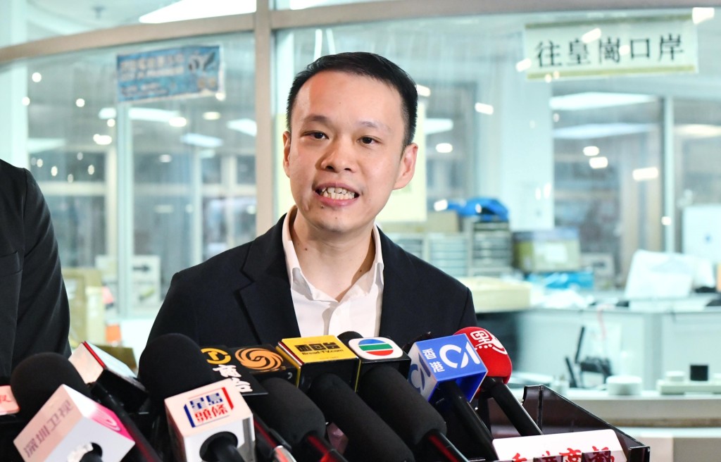 楊晉瑋表示,九巴昨日共加開逾190班次,疏導2.6萬人次。資料圖片 楊晉瑋表示,九巴昨日共加開逾190班次,疏導2.6萬人次。資料圖片