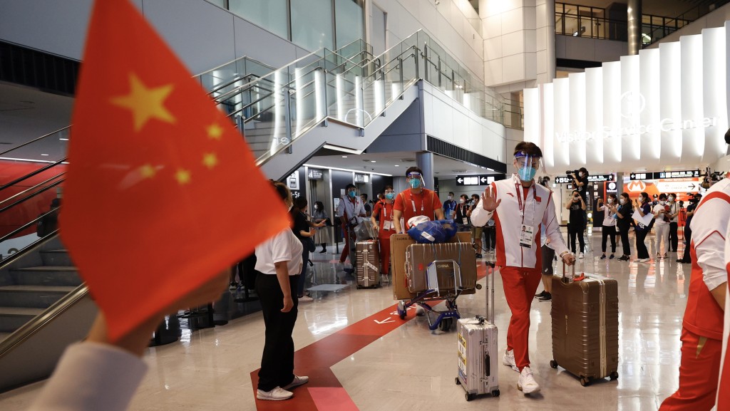 参加东京奥运会的中国游泳队抵达东京成田机场。 中新社