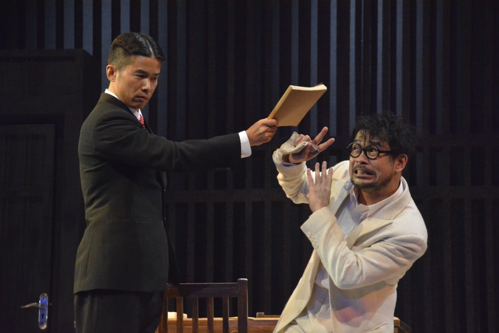 2014年Jan參與陳文剛執導、與葛民輝合演的舞台劇《笑の大學》，因而愛上舞台演出。