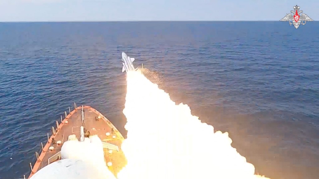 俄羅斯海軍近日發放片段，顯示軍艦在黑海舉行實彈演習。 路透社