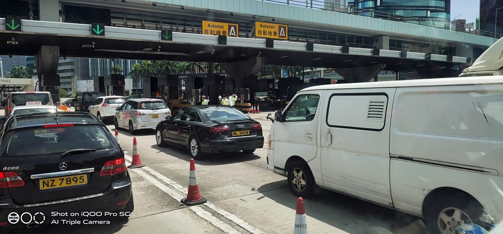 發生意外為自動繳費車道。fb：車cam L（香港群組）