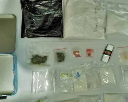警方於慈雲山反毒,檢獲12.8萬元毒品。警方圖片