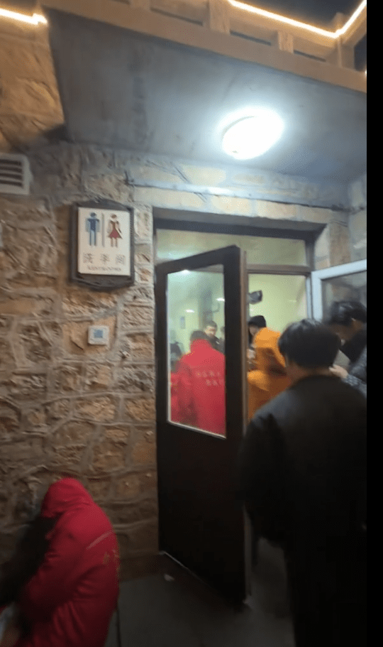 泰山横风横雨，游客逼爆厕所过夜。 抖音