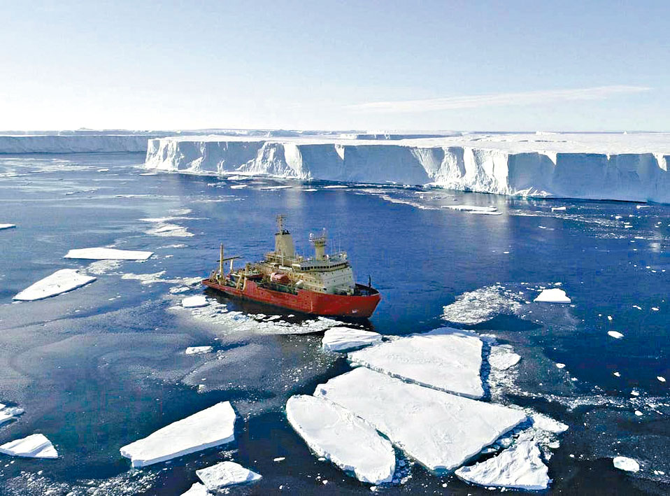 ■研究小组勘察思韦茨冰川附近海床。