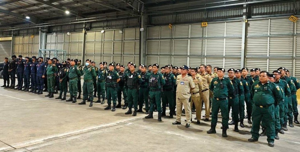 柬埔寨昨晚（7日）遣返110名涉及电骗犯罪的中国人。《柬中时报》