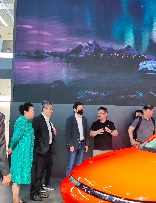 小米董事长雷军在上海车展第一站是参观小鹏展台，小鹏官方微博亦证实