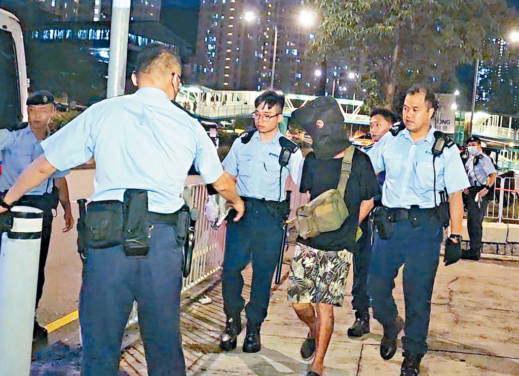 警方在盈豐商場對開將涉案男子拘捕。