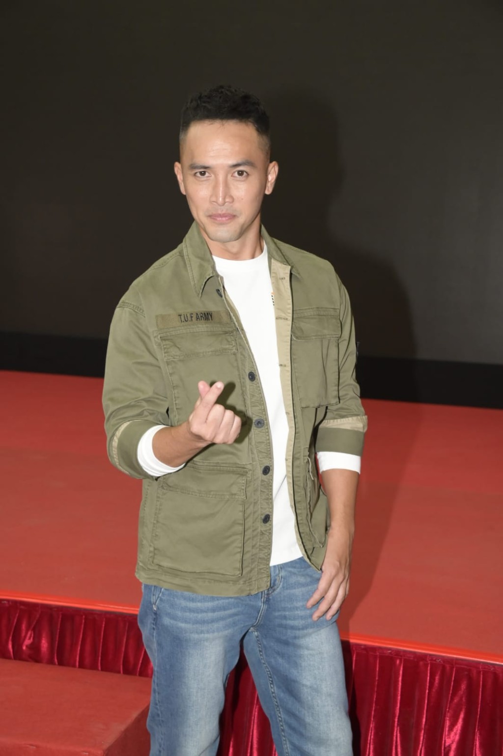 國峰謂角色似他本人，原本吊兒郎當，遇到太太之後就改變了。
