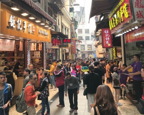 澳門政府向每名永久及非永久居民發放3000元電子消費券,望提振經濟。資料圖片