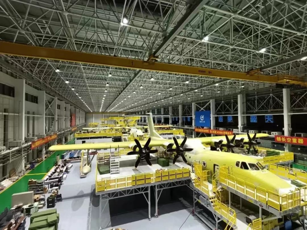 帶小朋友走進珠海飛機工廠的飛機心臟地帶，參觀飛機總裝廠房，還可近距離觀摩各型飛機的總裝過程。（圖片來源：KKday）