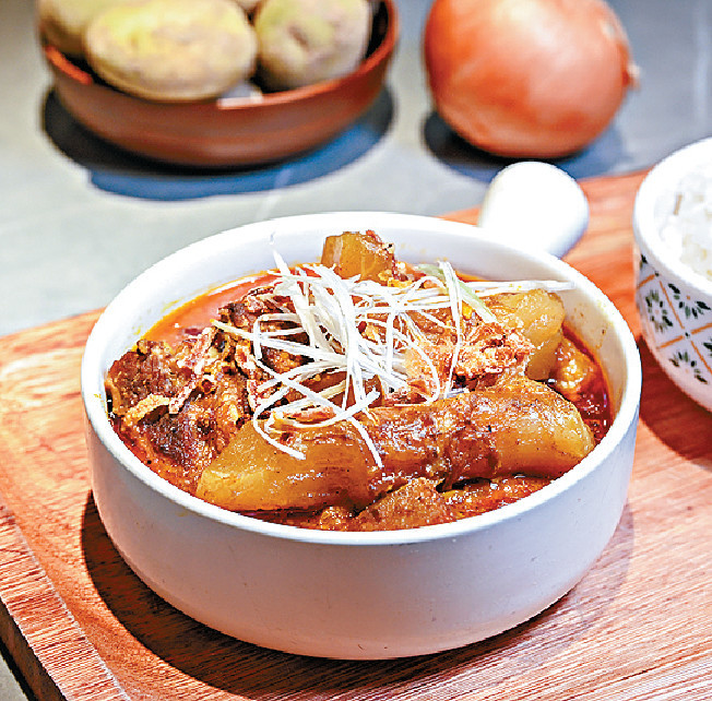 ■古味辣花生醬雞柳窩夫 $108