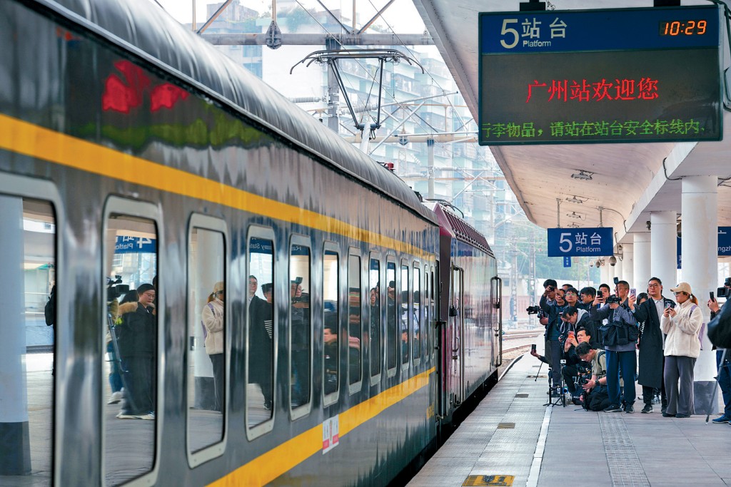 廣州火車站始發的最後一班普速列車發出。