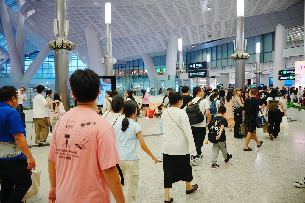 不少旅客選擇經西九龍高鐵站出境和入境。