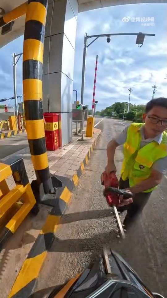 收費站職員手持電鋸截停企圖硬闖高速的電單車。