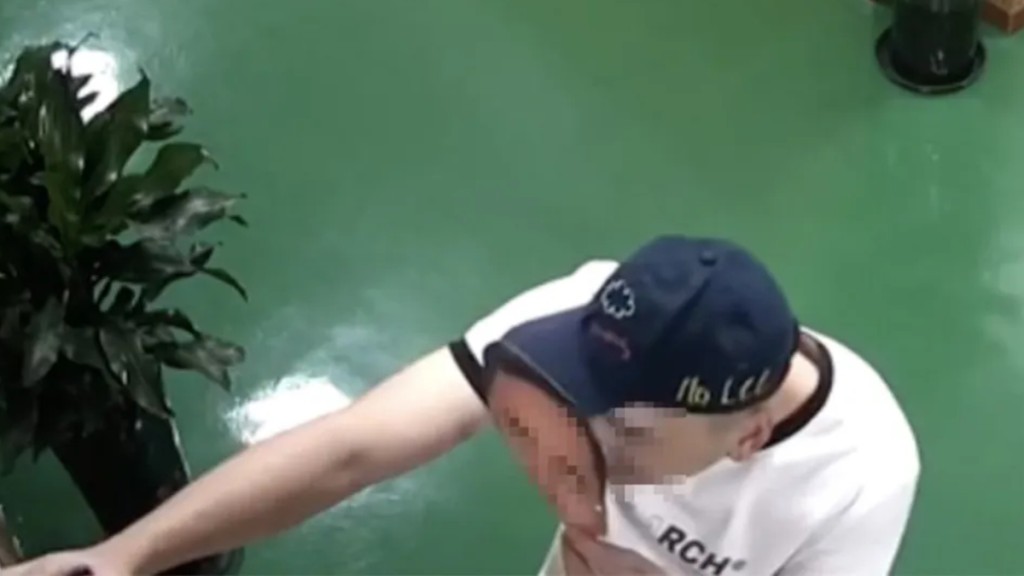 溫州社區幹部被揭戴面具刷面打卡。新黃河