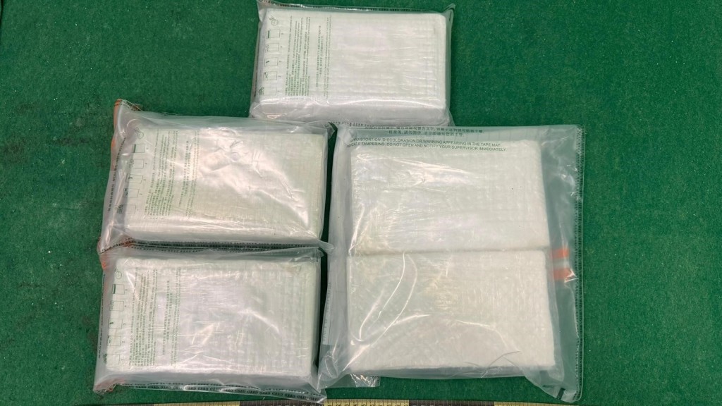 海關拘檳城抵港21歲男 檢370萬元可卡因。海關圖片