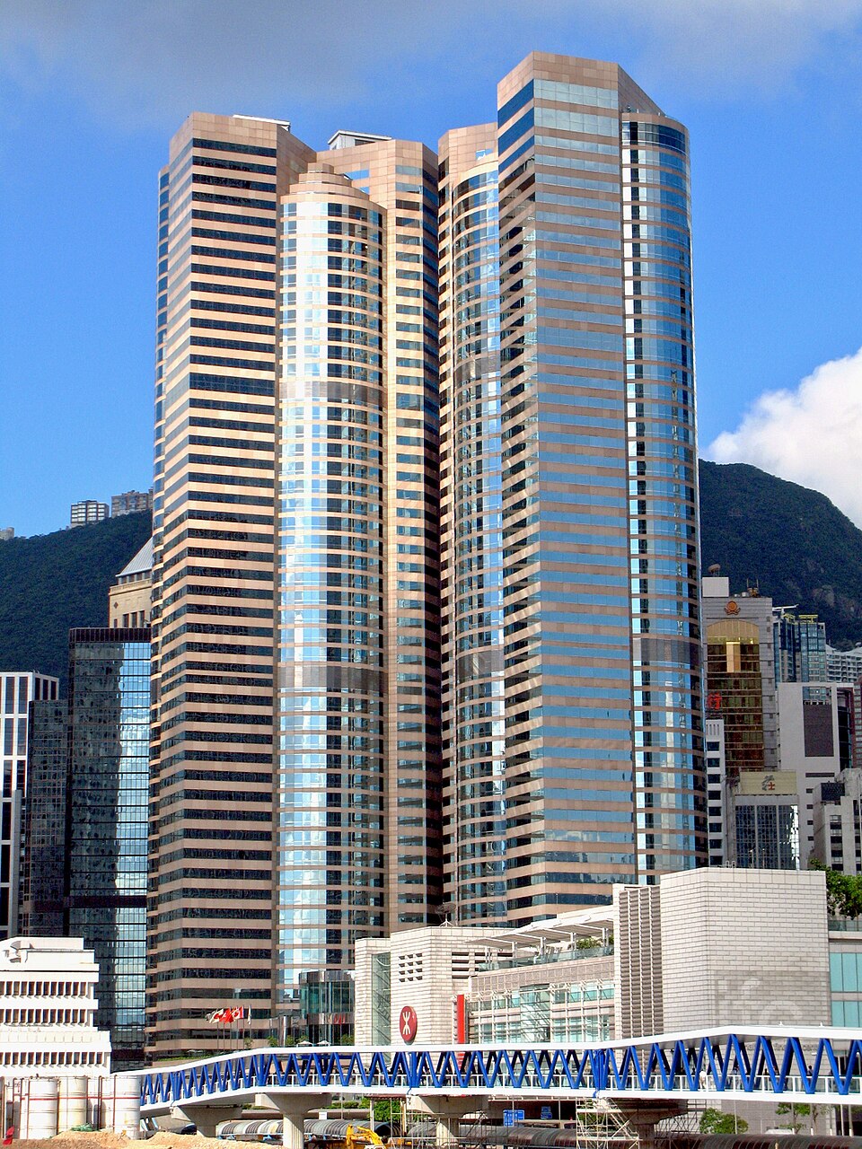 資深投資者馬僑生指，近年經濟不景，港交所趁勢吸納商廈自用，對市場帶來正面刺激，港交所作為公營機構，此時出手有「定海神針」作用。
