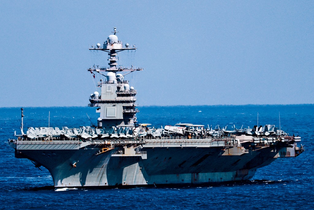 美軍最大的航空母艦「福特號」昨日抵達希臘克里特島蘇達灣，奔赴中東。