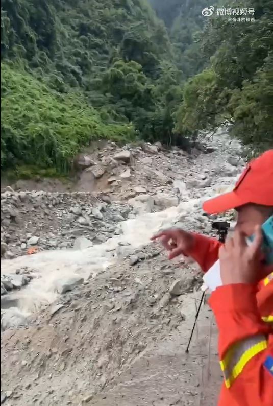 隧道接驳桥被山洪冲毁，有车辆坠毁。