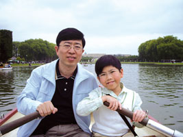 沈楚煒與兒時的沈靖韜一同划艇。(中大新聞與傳播學院學生刊物《大學線》圖片) 沈楚煒與兒時的沈靖韜一同划艇。(中大新聞與傳播學院學生刊物《大學線》圖片)