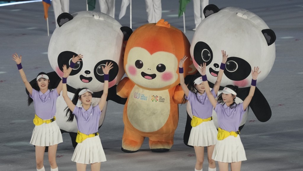吉祥物「蜀寶」和「錦仔」在開幕式上。 新華社