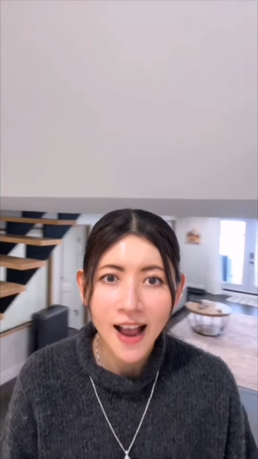 屋內有樓梯。 屋內有樓梯。