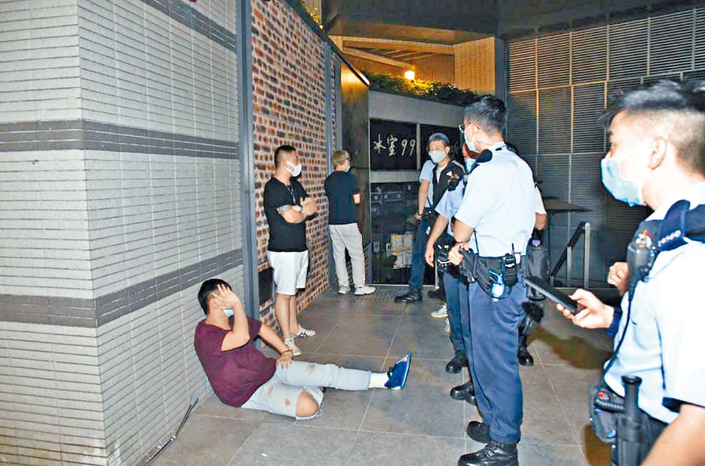 涉嫌傷人的「枴杖男」(坐地者)被警員截獲拘捕。