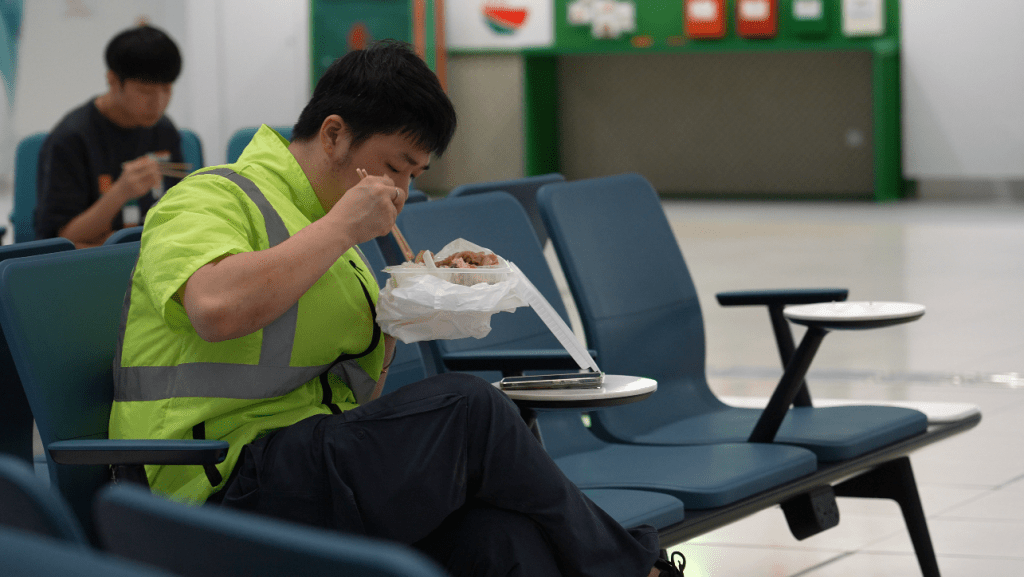 機場附近地盤工作的員工,到T2大樓買兩餸飯後即場享用。 機場附近地盤工作的員工,到T2大樓買兩餸飯後即場享用。