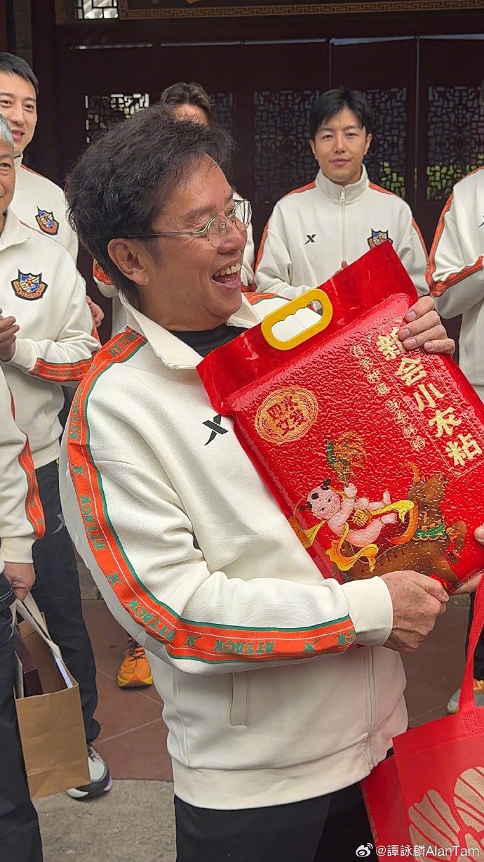 谭咏麟获同乡送赠大包米。