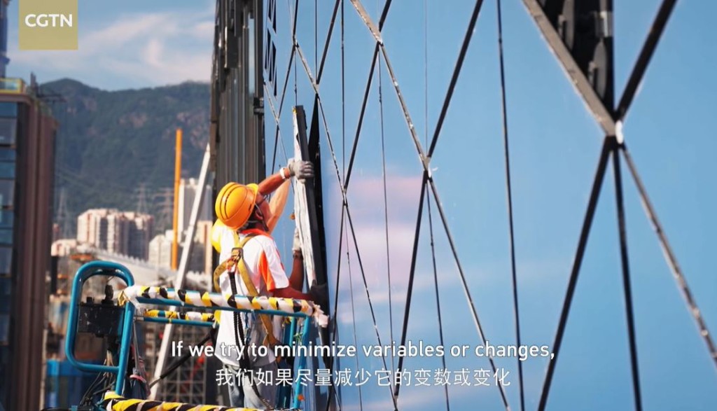 啟德主場館外型獨特，玻璃幕牆面板每一塊在角度上也有輕微差別。