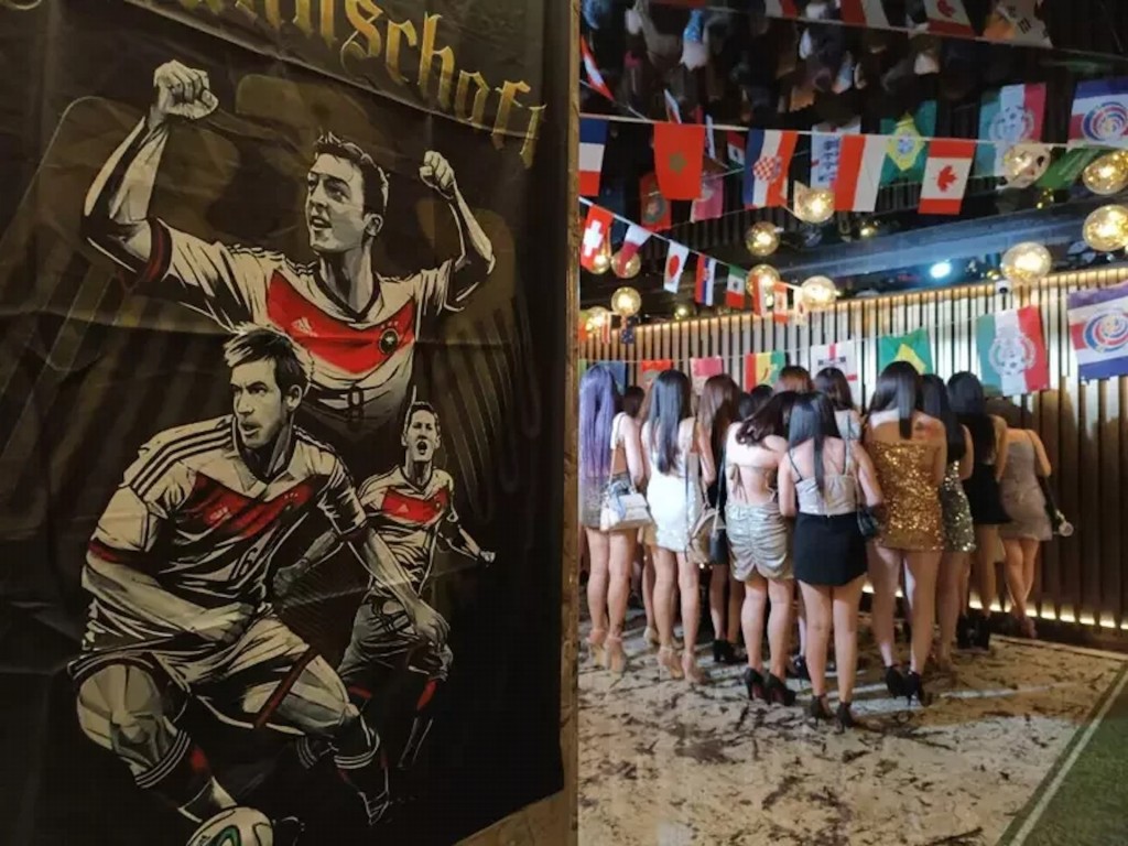 上百名公关小姐排排站等待查验身分，店内世界杯气氛浓厚。