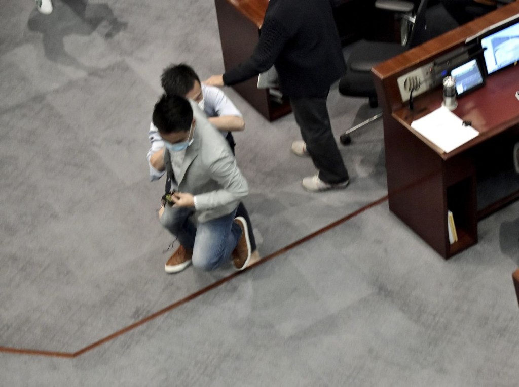 郭偉強懷疑拉跌陳志全並拖行。