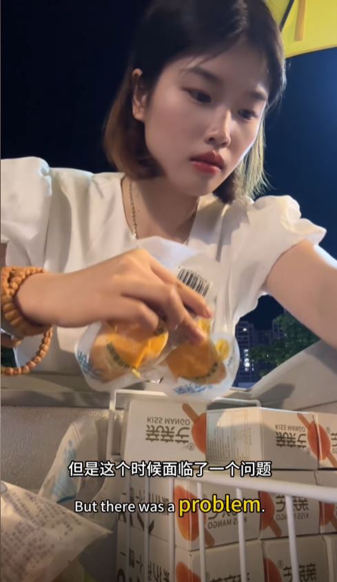 小李裸辭準備考公務員，目前在擺攤賣雪糕賺考試費。抖音@游上岸的李丫