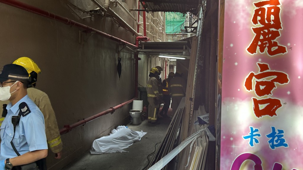 男子當場證實不治。蔡楚輝攝 男子當場證實不治。蔡楚輝攝