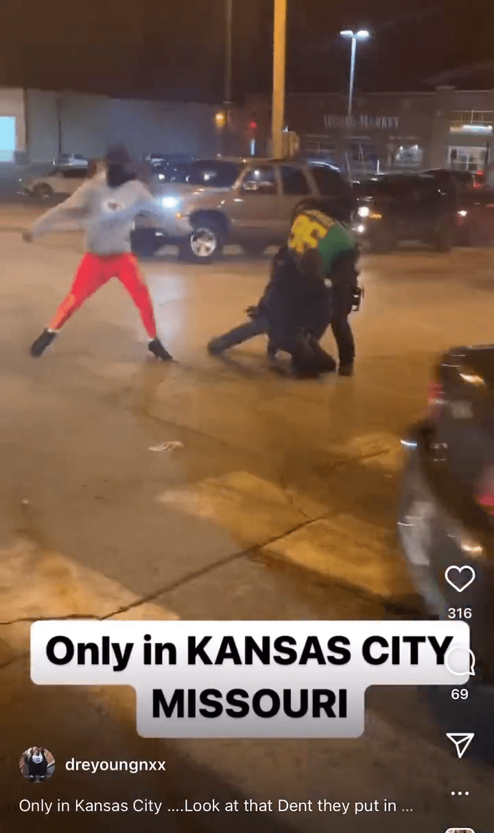 两名警察合力图制伏绿衫男子，橙裤男同伴图阻止。