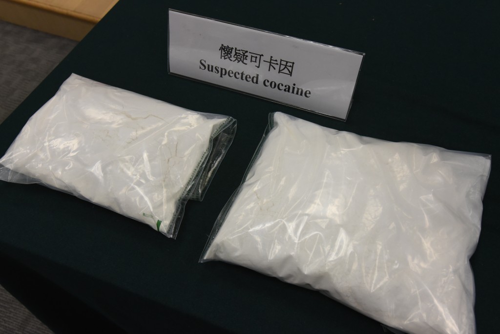 海關揭發洋漢行李夾層收藏兩塊懷疑可卡因。黃文威攝