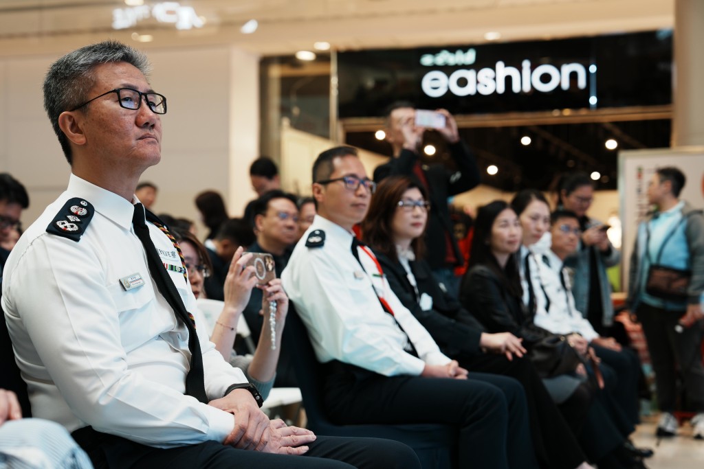 警務處處長蕭澤頤出席「智蹤計劃宣傳活動暨填色比賽頒獎典禮」及致詞，並在會場內遊覽。