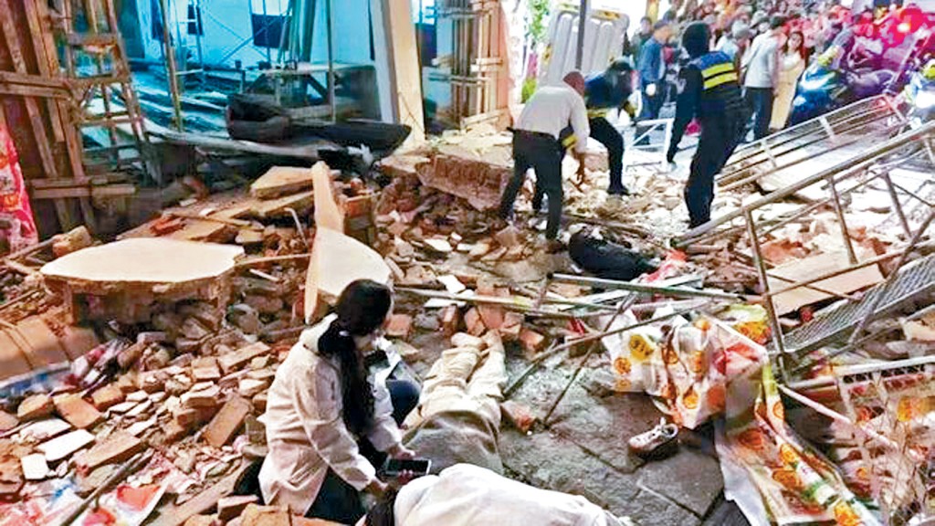 長沙網紅街區牆體垮塌。