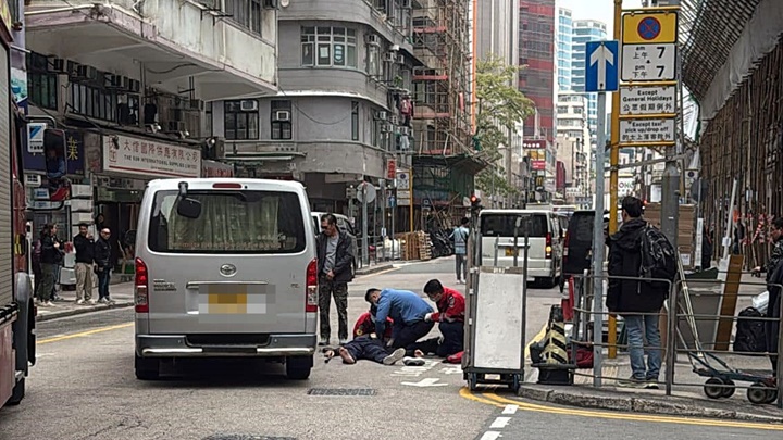 客貨車撞倒一名男途人。fb:馬路的事討論區